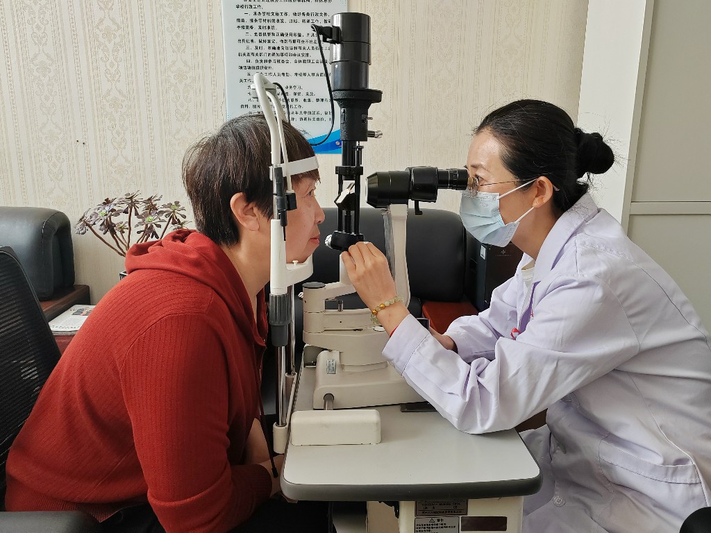 米脂县老年大学联合县医院开展暖心义诊活动​