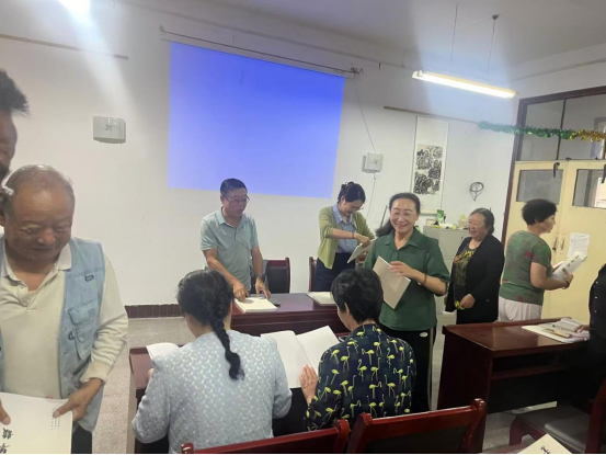 宁强县老年大学举行 《墨香琴韵》书画作品集发放仪式