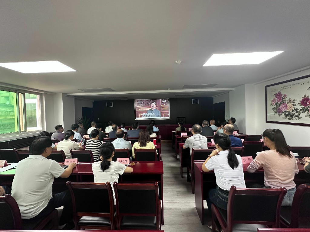 陕西老年大学组织全体干部职工收看纪念中国人民抗日战争暨世界反法西斯战争胜利80周年大会实况转播